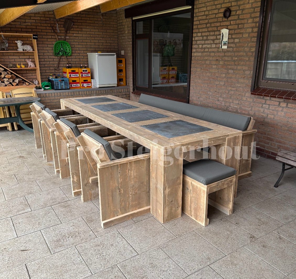 Gerüstholz-Gartenset aus Naturstein