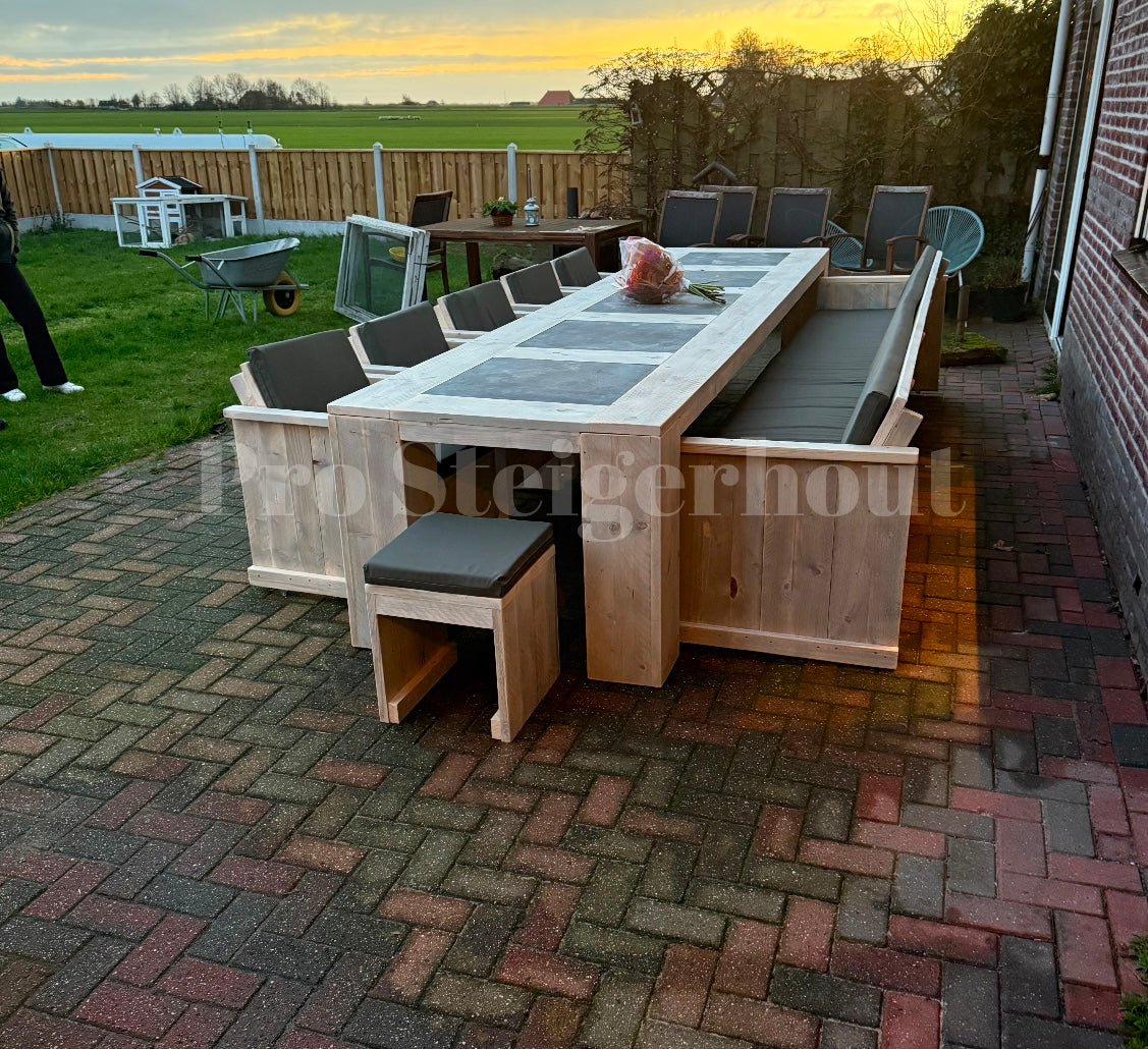 Gerüstholz-Gartenset aus Naturstein