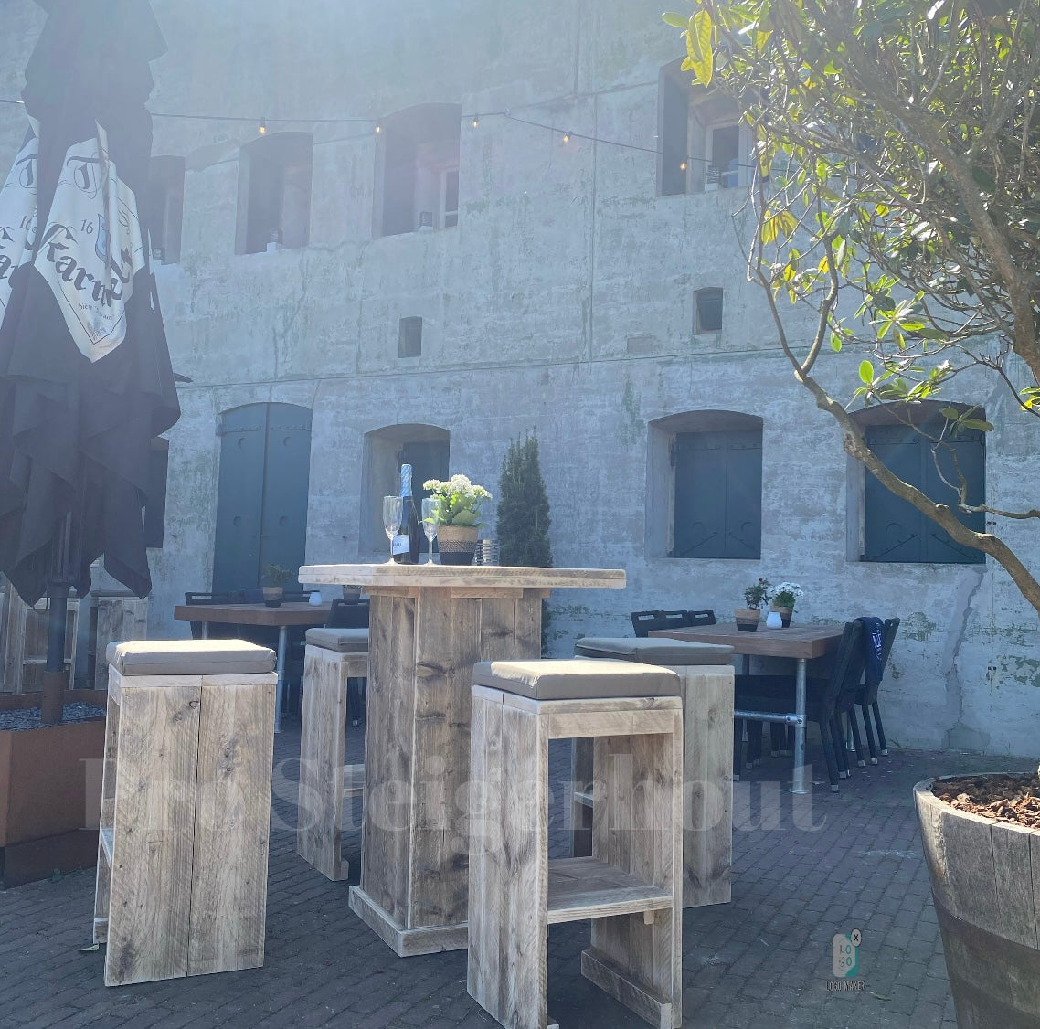 Gerüstholz-Barset für 2 bis 4 Personen (Tisch + Hocker)