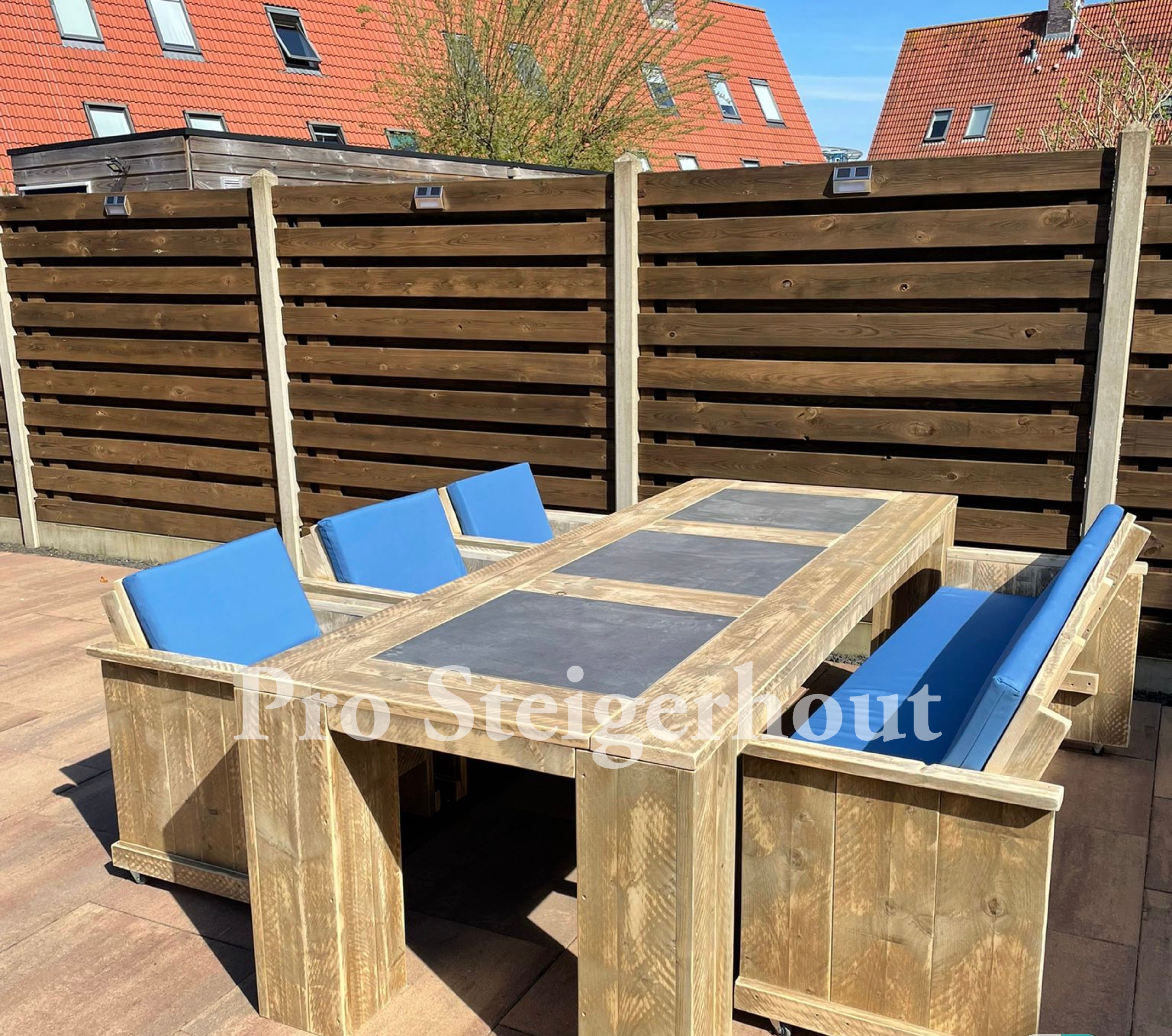 Gerüstholz-Gartenset aus Naturstein