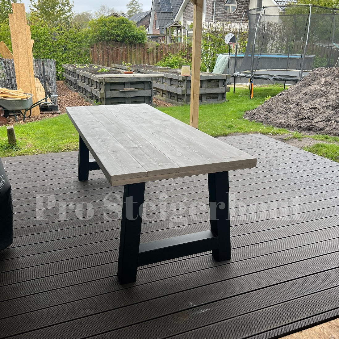 Gerüstholz-Gartentisch mit A-Beinen