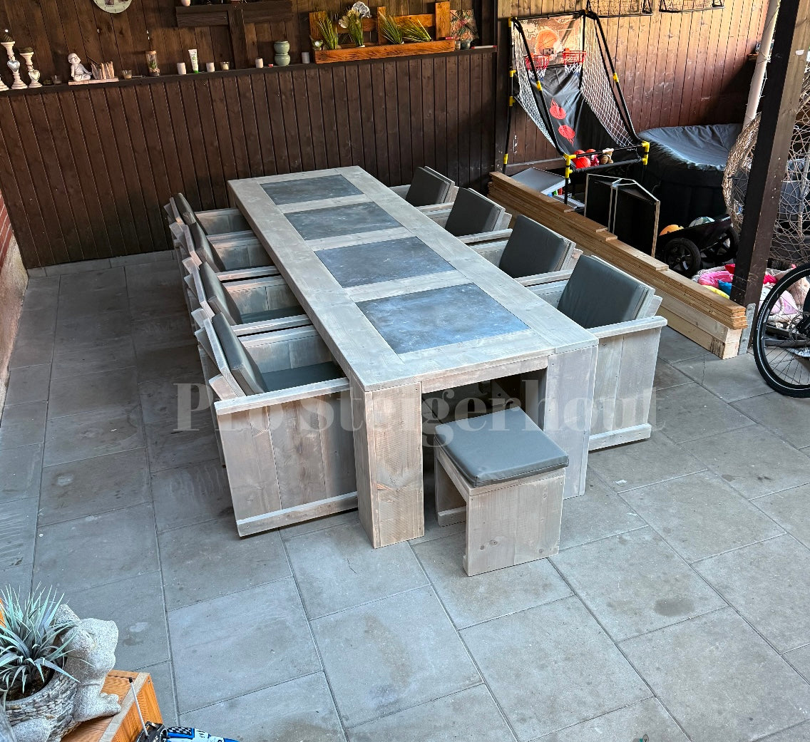 Gerüstholz-Gartenset aus Naturstein