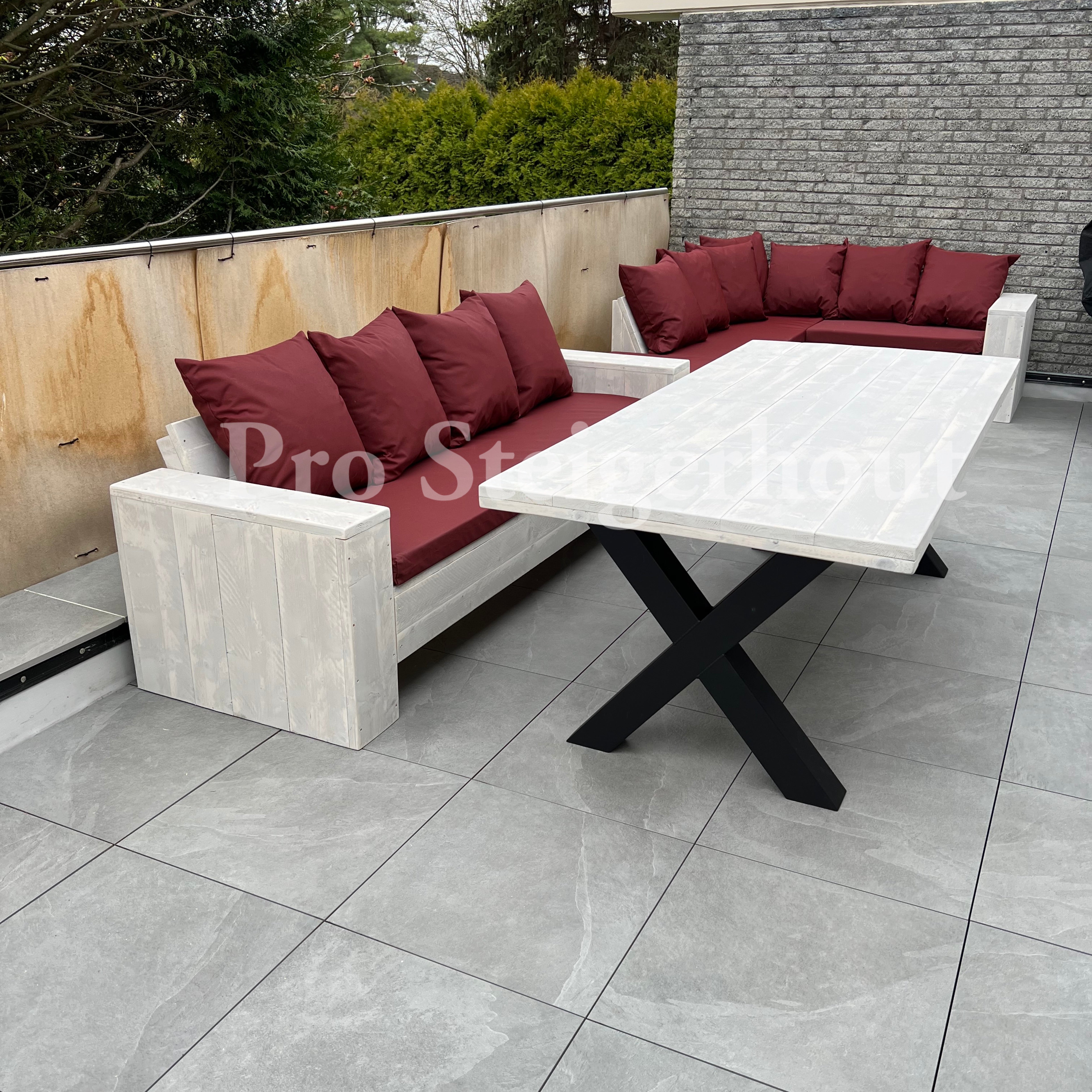 Gerüstholz-Gartentisch mit X-Beinen