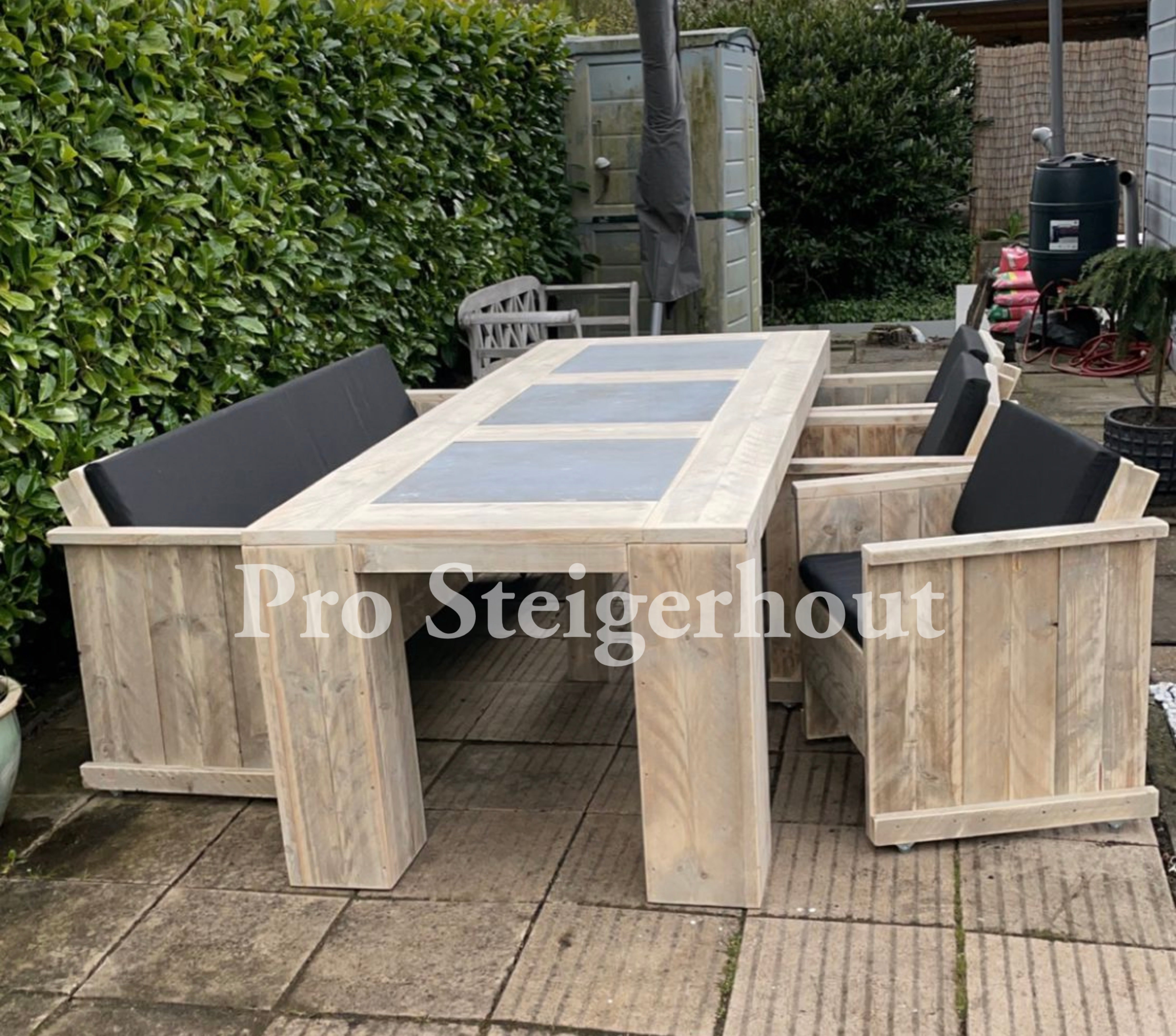 Gerüstholz-Gartenset aus Naturstein