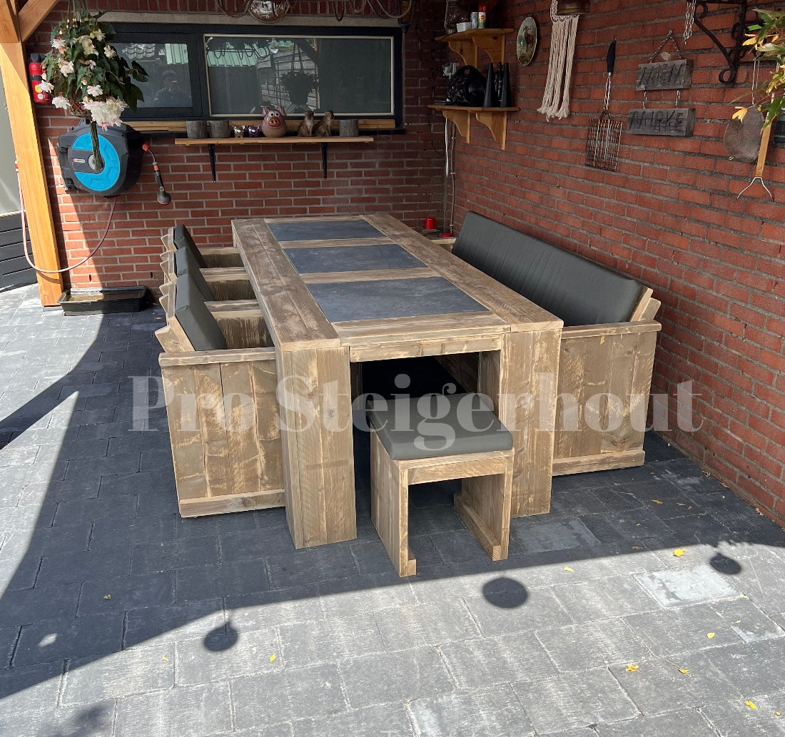 Gerüstholz-Gartenset aus Naturstein