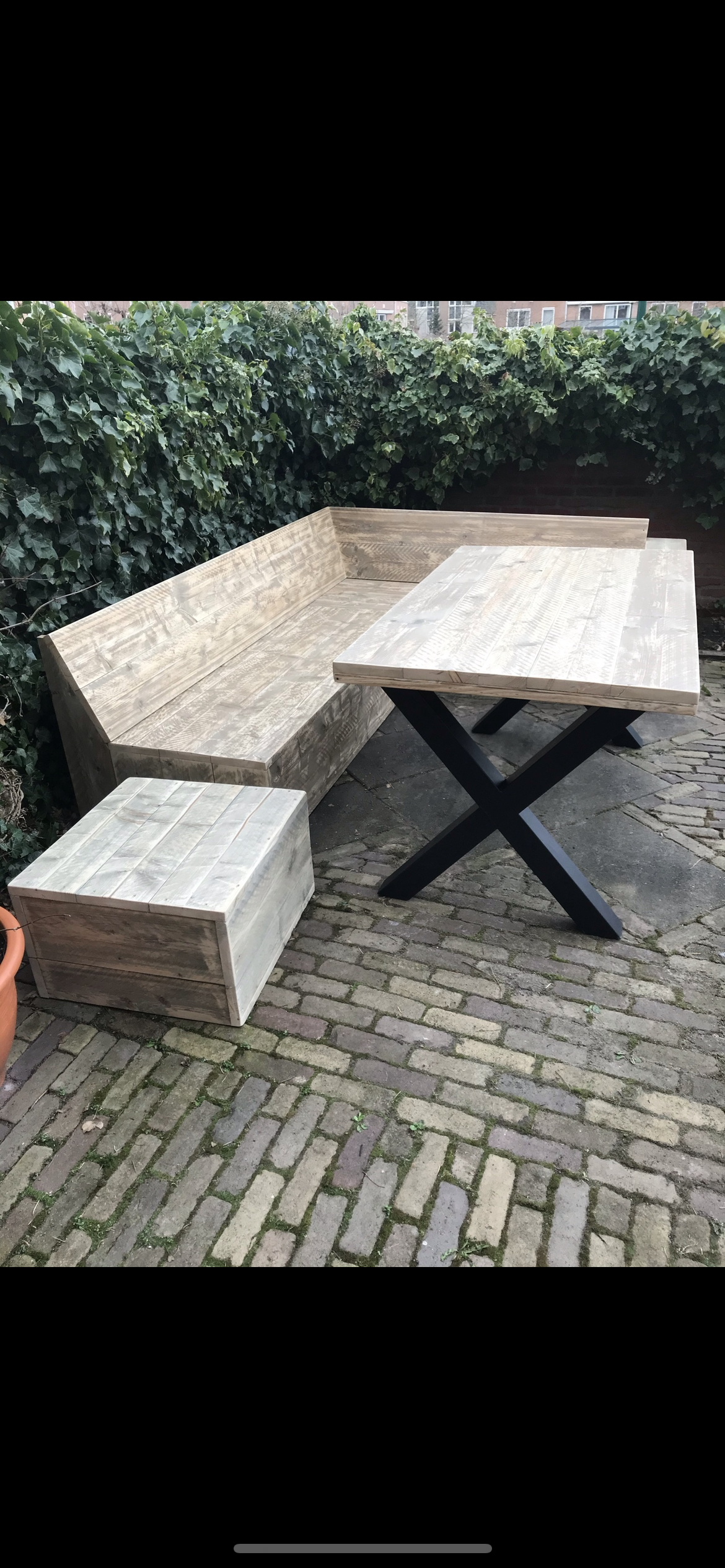 Gerüstholz-Gartentisch mit X-Beinen
