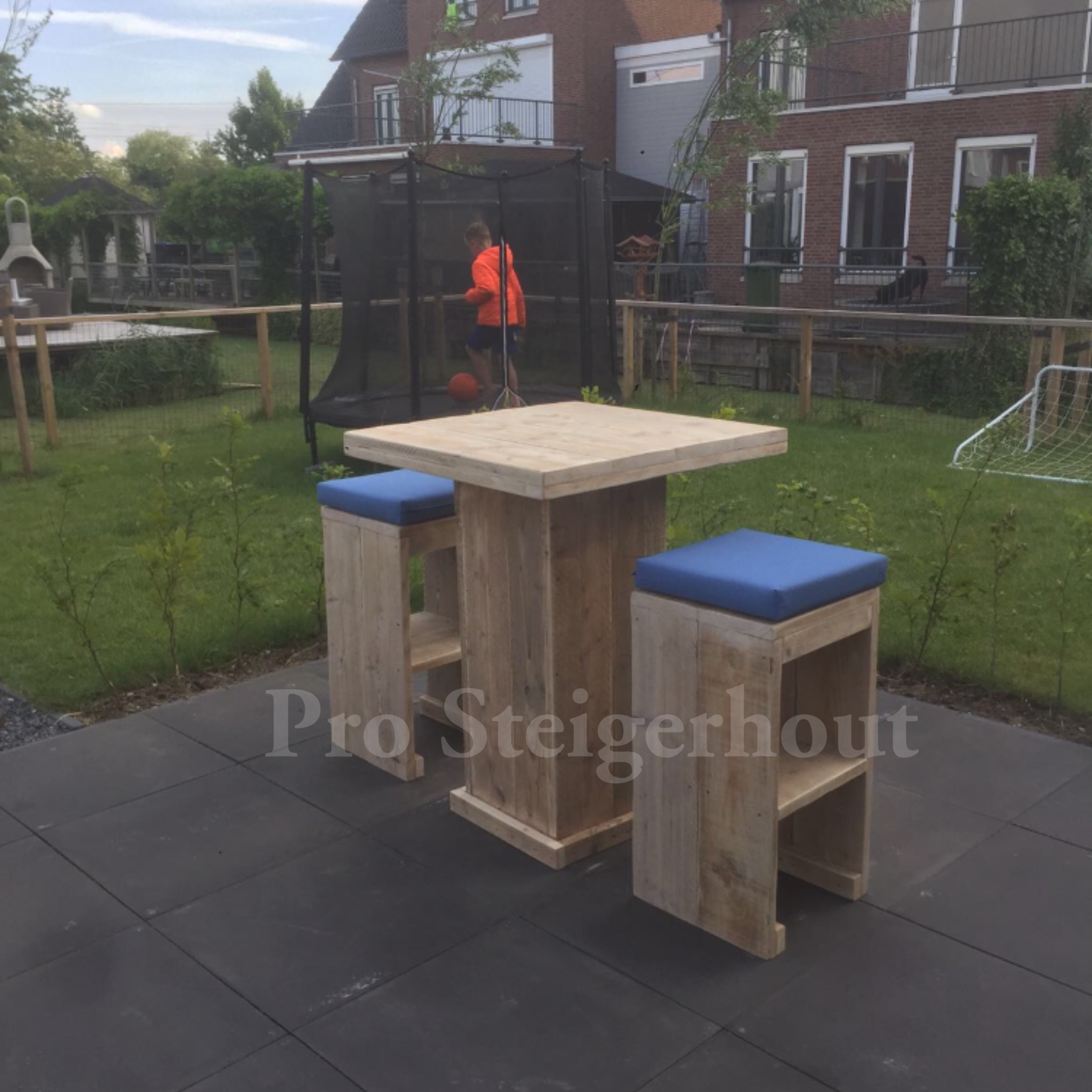 Gerüstholz-Barset für 2 bis 4 Personen (Tisch + Hocker)