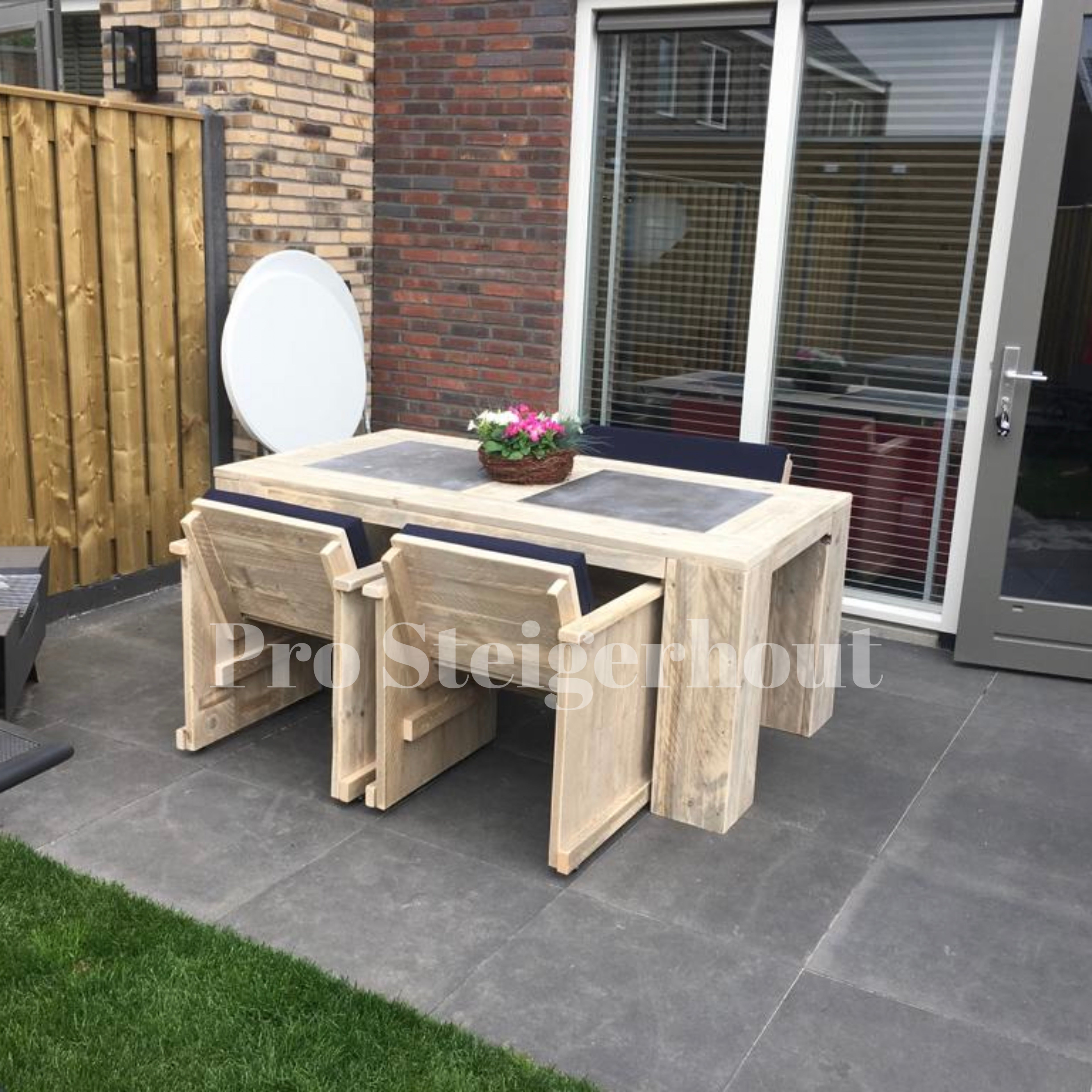 Gerüstholz-Gartenset aus Naturstein