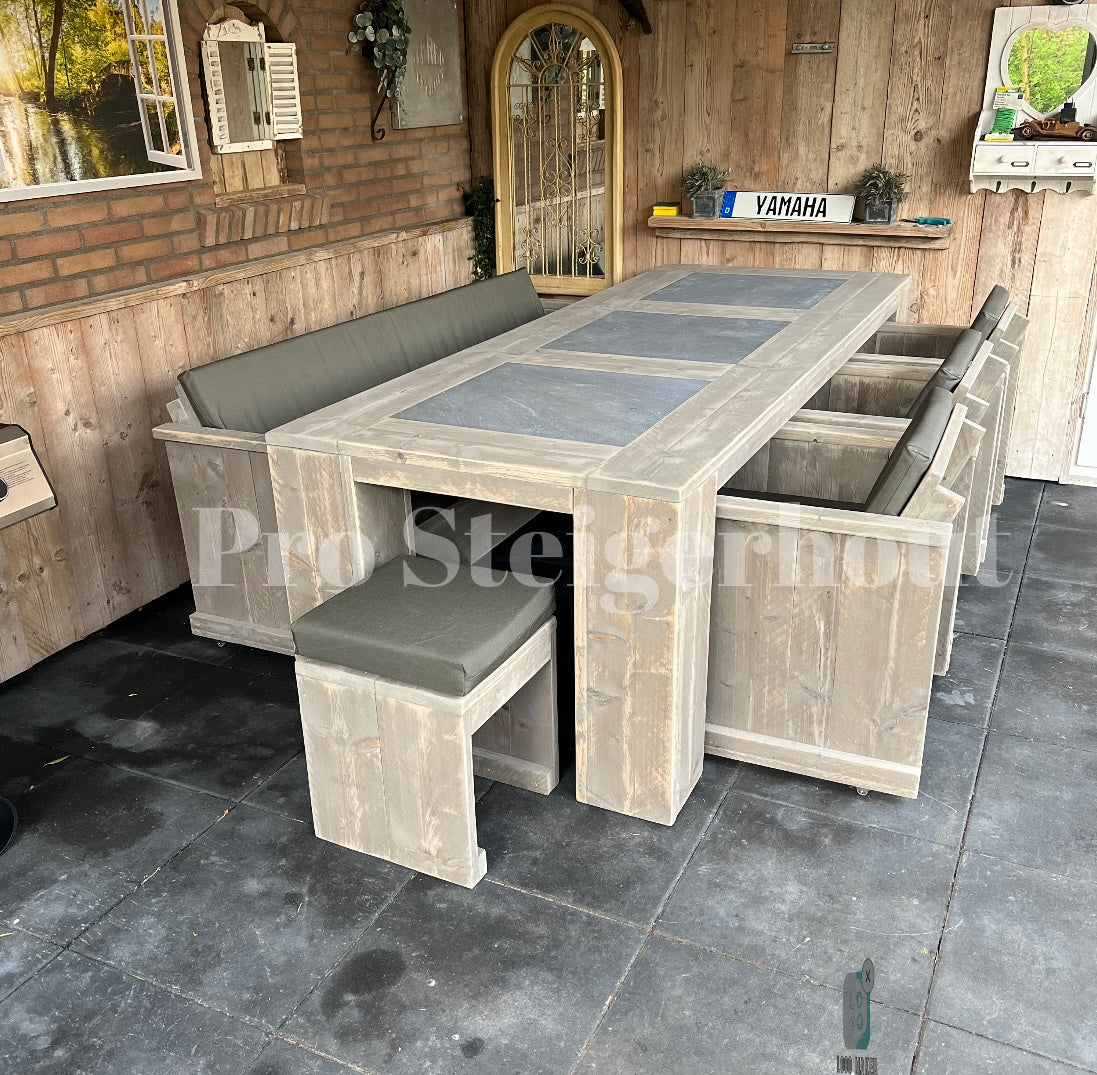 Gerüstholz-Gartenset aus Naturstein