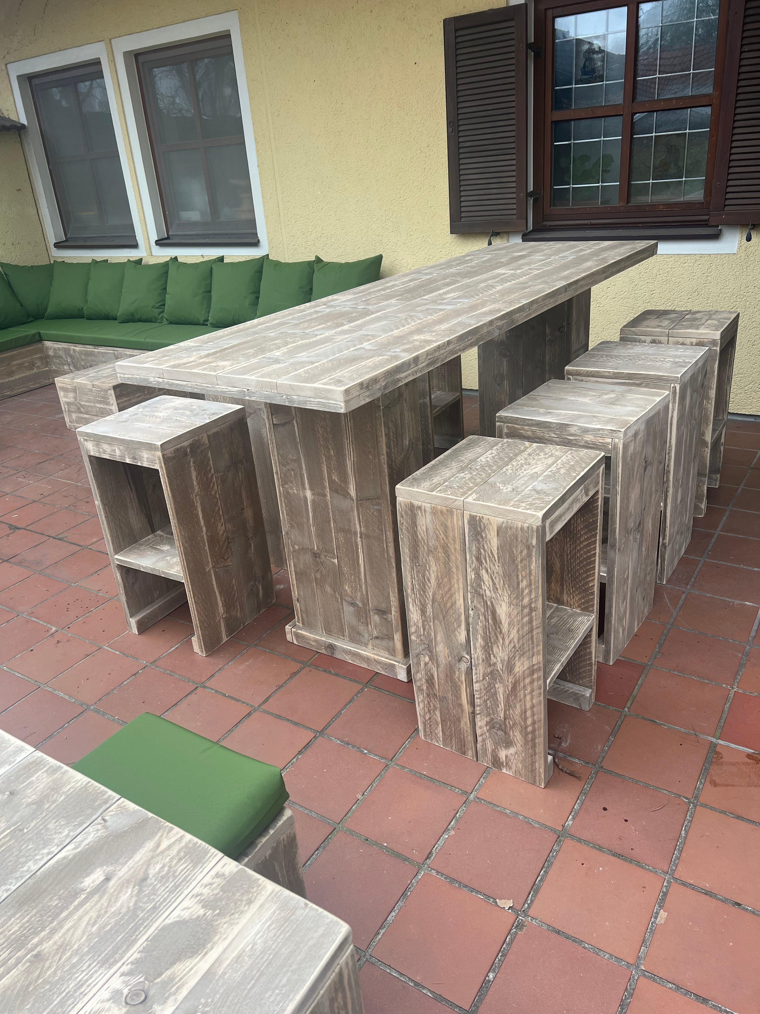 Steigerhout barset 6 tot 10 personen (tafel + krukken)